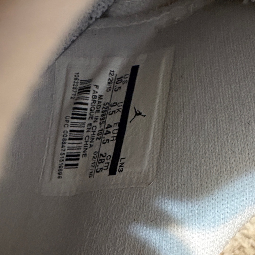 Jordan Cherry 11s Low top - Picture 2 of 6